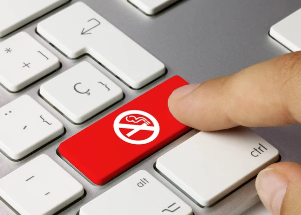 Rauchverbot Auf Der Roten Taste Der Metallischen Tastatur Tastendruck — Stockfoto