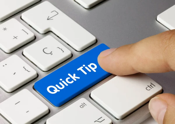 Snabb Tips Skrivet Blue Key Metalliskt Tangentbord Fingertryckning Nyckel — Stockfoto
