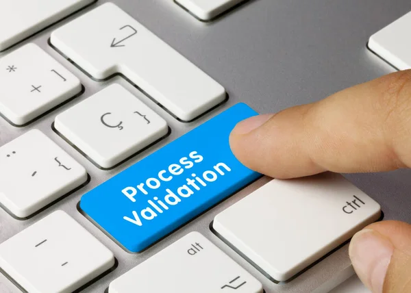 Procesvalidatie Geschreven Blauwe Sleutel Van Metallic Keyboard Vingertoets Indrukken — Stockfoto