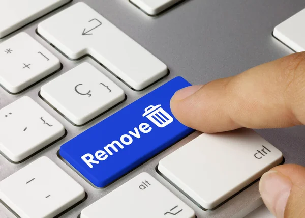 Remover Escrito Tecla Azul Teclado Metálico Tecla Pressão Dedo — Fotografia de Stock