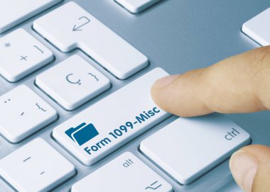 Form 1099-Misc Metalik Klavyenin Mavi Anahtarı üzerine yazıldı. Parmak tuşuna bas.