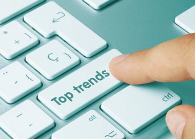 Metalik Klavyenin Mavi Anahtarı Üzerine Yazılan En İyi trendler. Parmak tuşuna bas.