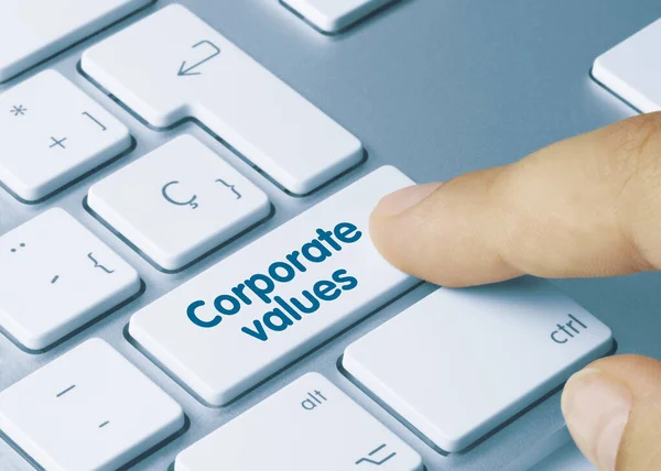 Корпоративные Ценности Написано Голубом Ключе Металлической Клавиатуры Нажатие Пальца — стоковое фото