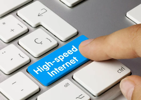 Internet Alta Velocidad Escrito Llave Azul Del Teclado Metálico Pulsando — Foto de Stock