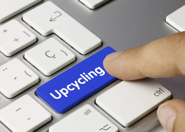 Upcycling Escrito Tecla Azul Teclado Metálico Tecla Pressão Dedo — Fotografia de Stock
