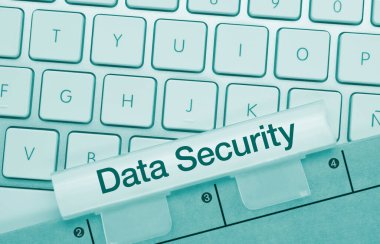 Metalik Klavyenin Mavi Anahtarına Veri Güvenliği Yazıldı. Parmak tuşuna bas.