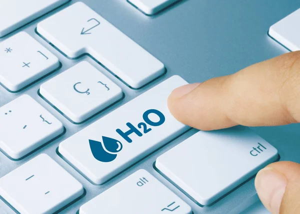 H2O Escrito Sobre Tecla Azul Teclado Metálico Tecla Pressão Dedo — Fotografia de Stock