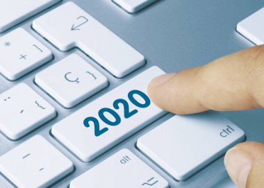 Klavye 2020 Metalik Klavyenin Mavi Anahtarı üzerine yazılmış. Parmak tuşuna bas.