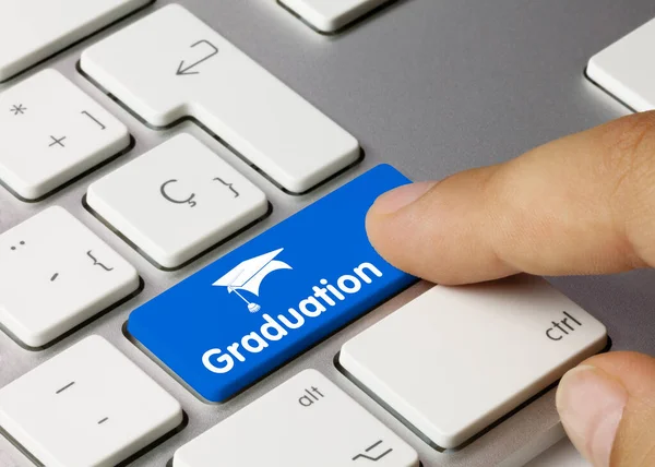 Graduação Escrito Chave Azul Teclado Metálico Tecla Pressão Dedo — Fotografia de Stock