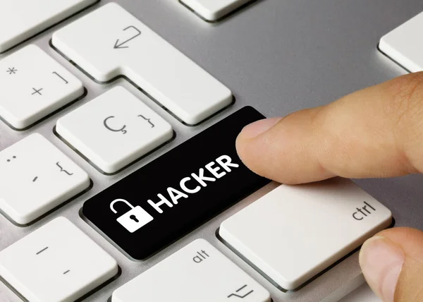 Hacker Skrevet Black Key Metallic Keyboard Finger Trykke Tasten - Stock-foto