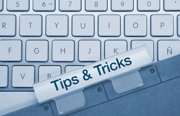 Tips Tricks Skrivet Blå Nyckeln Till Metalliskt Tangentbord Fingertryckning Nyckel — Stockfoto