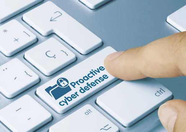 Proaktiv Cyberforsvar Skrevet Blue Key Metallic Keyboard Finger Trykke Tasten - Stock-foto