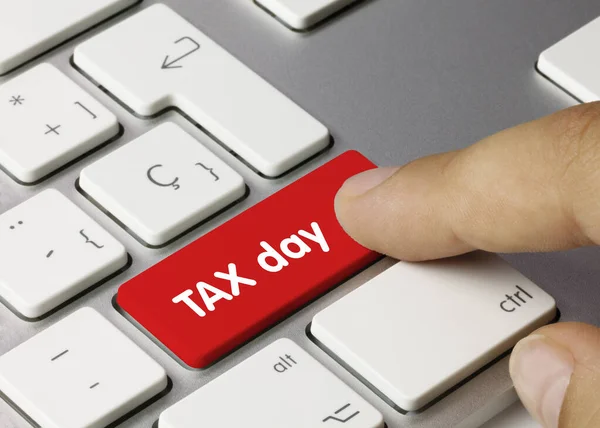 Tax Dag Geschreven Red Key Van Metallic Keyboard Vingertoets Indrukken — Stockfoto