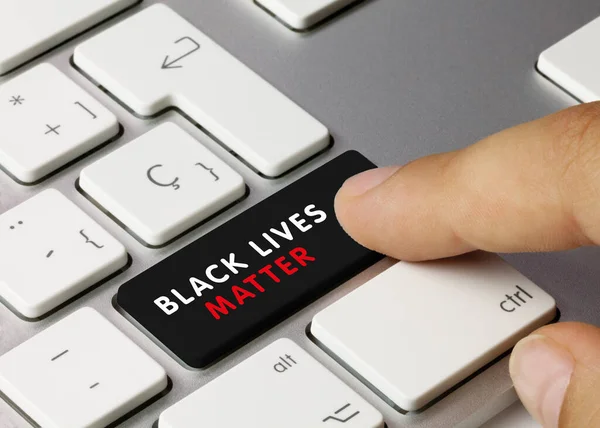 Black Lives Matter写在金属键盘的黑色键上 手指按键 — 图库照片