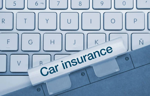 汽车保险写在金属键盘的蓝色键上 手指按键 — 图库照片