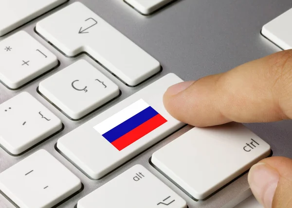 Bandeira Rússia Escrito Chave Branca Teclado Metálico Tecla Pressão Dedo — Fotografia de Stock