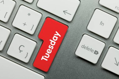 Salı günü Metalik Klavyenin Kırmızı Anahtarı 'na yazılmış. Parmak tuşuna bas.