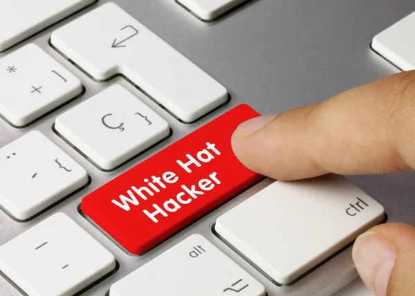 Bílý Klobouk Hacker Napsal Červeném Tlačítku Kovové Klávesnice Stisknutí Klávesy — Stock fotografie