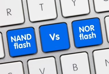 Metalik Klavyenin Mavi Anahtarı 'nda NAND vs NOR flaşı. Parmak tuşuna bas.