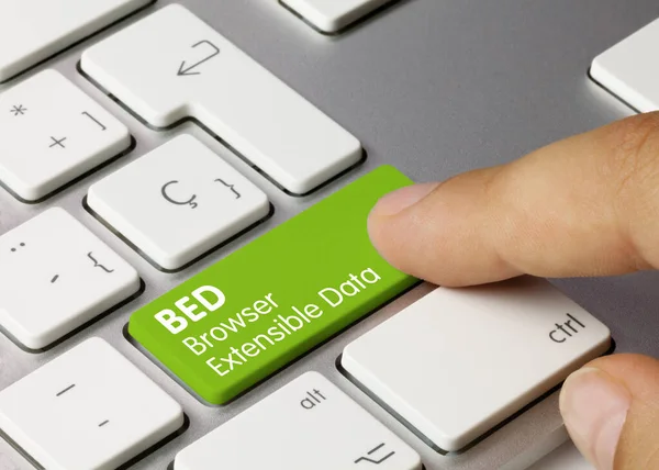 Bed浏览器可扩展数据写在金属键盘绿色键上 手指按键 — 图库照片