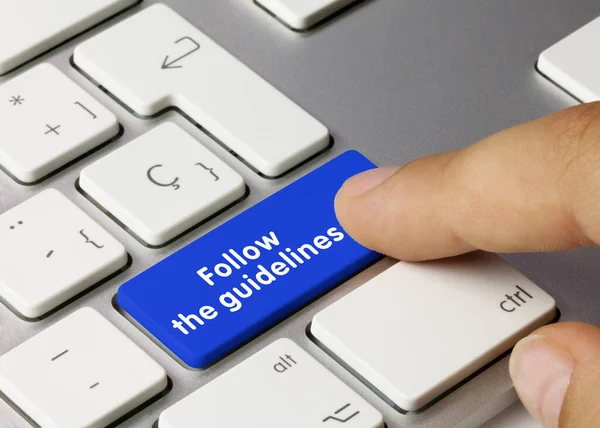 Följ Riktlinjerna Skrivet Blue Key Metallic Keyboard Fingertryckning Nyckel — Stockfoto