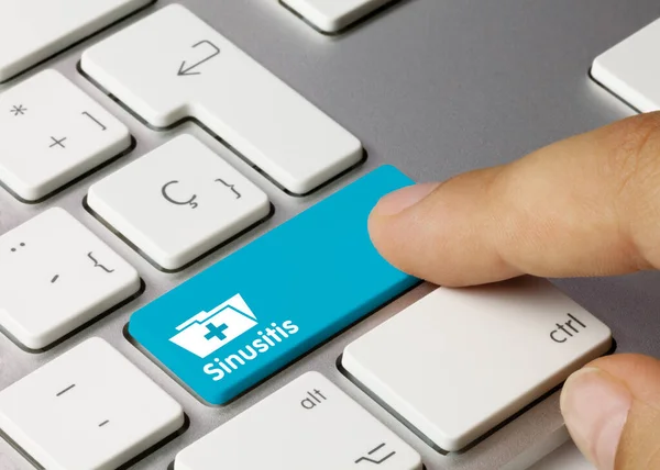 Sinusitis 写在金属键盘的蓝色键上 手指按键 — 图库照片