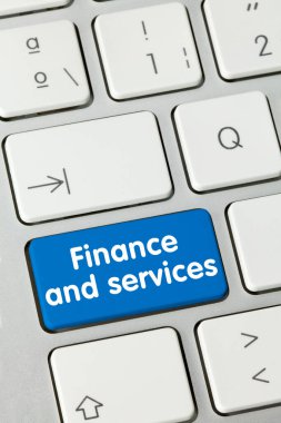 Maliye ve Hizmetler Metalik Klavyenin Mavi Anahtarı 'na yazıldı. Parmak tuşuna bas.