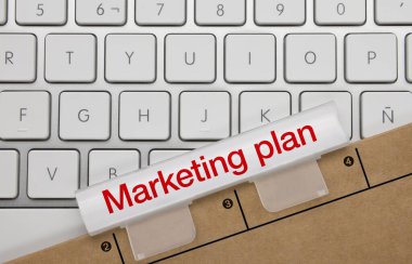 Metalik Klavyenin Beyaz Anahtarı üzerine yazılmış pazarlama planı. Parmak tuşuna bas.