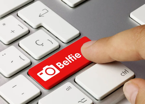 Belfie Escrito Chave Vermelha Teclado Metálico Tecla Pressão Dedo — Fotografia de Stock