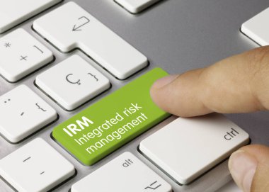 IRM Entegre Risk Yönetimi Metalik Klavyenin Yeşil Anahtarı 'na Yazıldı. Parmak tuşuna bas.