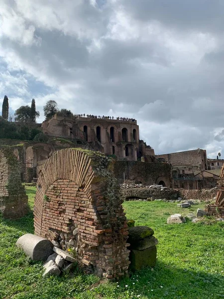 Rzymskie Ruiny Starożytna Architektura Piękne Krajobrazy Zielone Trawniki — Zdjęcie stockowe