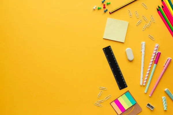 Foto Stock Volta Conceito Escola Com Vários Objetos Papelaria Espaço — Fotografia de Stock