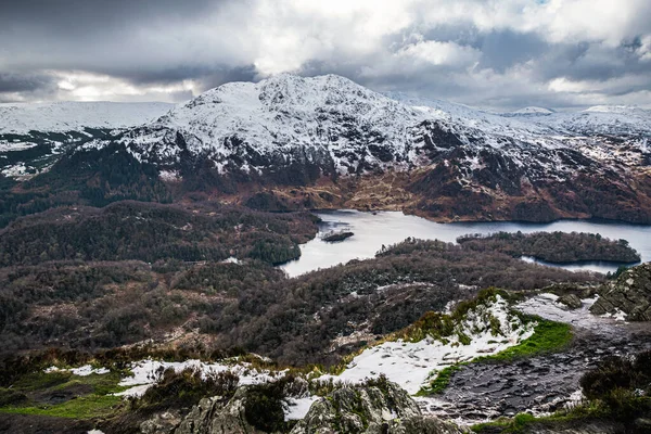 Zimní Skotský Pohled Ben Výhledem Loch Katrine Zasněžený Vrchol Ben — Stock fotografie