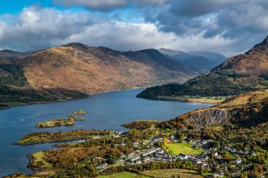 İskoçya 'nın ünlü dağlık bölgelerinden Glen Coe' daki Ballachulish ve Leven Gölü 'nün sonbahar manzarası.