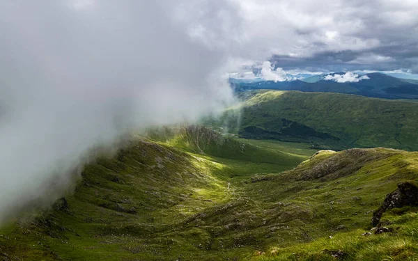 Драматичний Літній Шотландський Краєвид Низькі Хмари Котяться Над Гірським Хребтом — стокове фото
