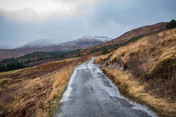 Prázdná Cesta Glen Lyonu Skotské Vrchovině Deštivého Zataženého Zimního Dne — Stock fotografie