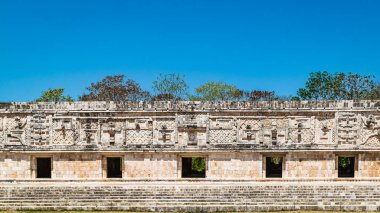 Uxmal arkeolojik alandaki Vali 'nin Sarayı. Meksika, Yucatan 'da Maya harabeleri