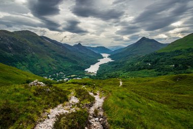 Kinlochleven ve Loch Elide 'in küçük bir köyü. Bir yaz öğleden sonra. Ufukta bulutlar olan bulutlu bir günde..