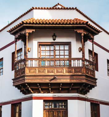 Garachico, Tenerife, İspanya 'daki tipik bir Kanarya evi üzerindeki güzel dekoratif ahşap balkonlar..