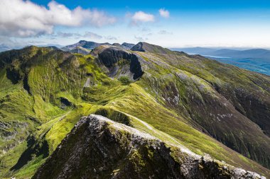 Güzel İskoç Highlands manzarası. Güneşli bir yaz gününde İskoçya 'nın dağlarındaki Mamores sırtı manzarası.