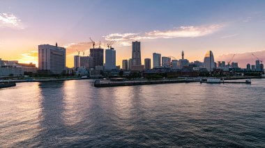 OSANBASHI PIER, YOKOHAMA, JAPAN - 30 Ekim 2018: Yokohama gökyüzü Yokohama Uluslararası Liman Terminali 'nde gün batımında.