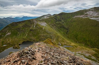 Manzaralı İskoç manzarası. Mamores tepeleri İskoçya 'da Bulutlu bir yaz gününde. 