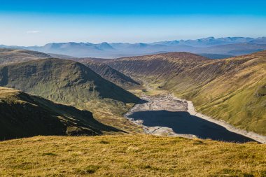 Sonbaharda İskoçya 'da. Ufukta dağ sırası olan Beinn Heasgarnich 'in tepesinden bak..