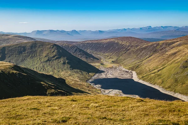 Sonbaharda İskoçya 'da. Ufukta dağ sırası olan Beinn Heasgarnich 'in tepesinden bak..