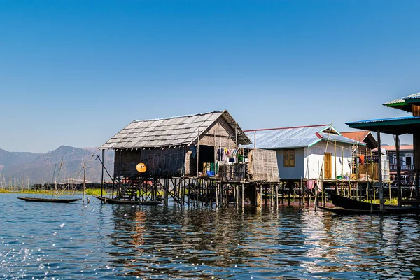 Inle Gölü, Myanmar (Burma) - 30 Ocak 2018: Inle Gölü 'nde geleneksel Intha ahşap dikiş evleri.