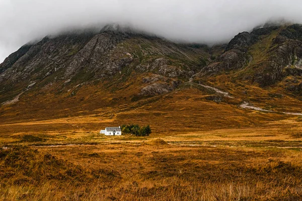 Podzimní Krajina Krásnými Barvami Glen Coe Skotské Vysočině Bílá Chalupa — Stock fotografie