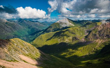 Manzaralı İskoç manzarası. Mamores tepeleri İskoçya 'da Bulutlu bir yaz gününde. 