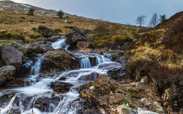 Sonbaharda İskoçya 'daki Arrochar Alplerinde Şelale.