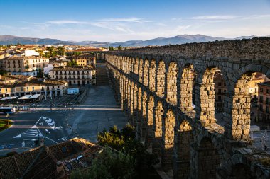 Segovia 'nın su kemeri, İspanya' nın Segovia şehrinin ünlü simgesidir..