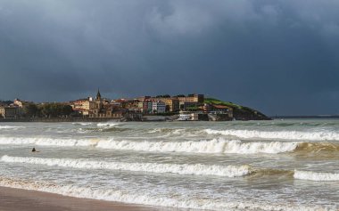 Gijon, Asturias, İspanya sahillerinde dalgalı deniz.